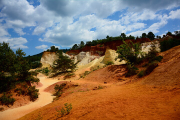 Fototapeta premium prowansja piekny kanion ochrowy, beautiful ocher canyon in Provence, ocher canyon, ocher canyon in provence, Colorado provençal, Provencal ocher canyon, Colorful former ochre , France