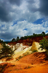 Fototapeta premium prowansja piekny kanion ochrowy, beautiful ocher canyon in Provence, ocher canyon, ocher canyon in provence, Colorado provençal, Provencal ocher canyon, Colorful former ochre , France
