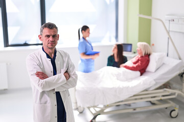 Obraz premium Healthcare professional overseeing patient care in a modern hospital setting