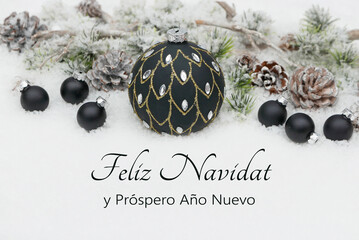 Tarjeta navideña: Escena invernal con felicitaciones navideñas en español, bolas de Navidad...