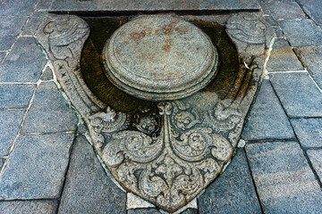 Pierre de lune : temple de la dent de bouddha kandy-au srilanka