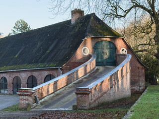 Auffahrt auf einen Heuboden an einer alten gro&szlig;en Scheune