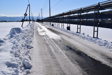Obraz premium 豪雪地方の除雪した道路