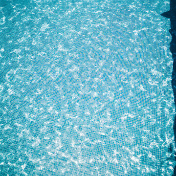 Reflexo de Luz em &Aacute;gua de Piscina Turquesa: Padr&atilde;o Geom&eacute;trico e Luxo Minimalista