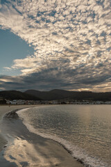 Atardecer en la playa de Covas, con altoc&uacute;mulos en el cielo, Viveiro, Lugo, Galicia, Espa&ntilde;a