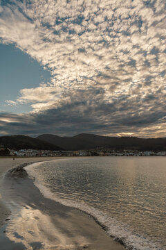 Atardecer en la playa de Covas, con altoc&uacute;mulos en el cielo, Viveiro, Lugo, Galicia, Espa&ntilde;a