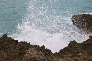 荒れた日の海の高い波の景色