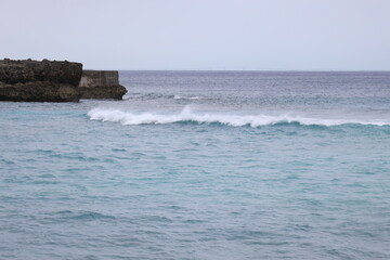 荒れた日の海の高い波の景色