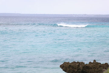 荒れた日の海の高い波の景色