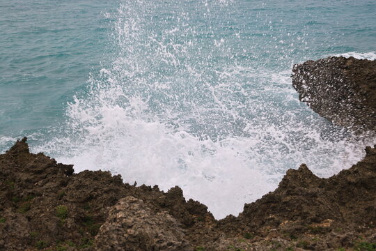 荒れた日の海の高い波の景色