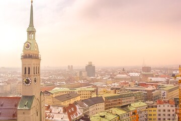 Obraz premium View of the St Peters Church and the city of Munich during a sunset, Germany