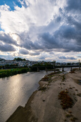 大阪、高井田、Osaka Metro中央線、JRおおさか東線、交通、鉄道、青空、雲、川、橋、林木、水