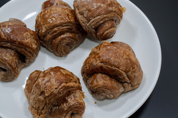 ミニクロワッサンのチョコ味を食べる
