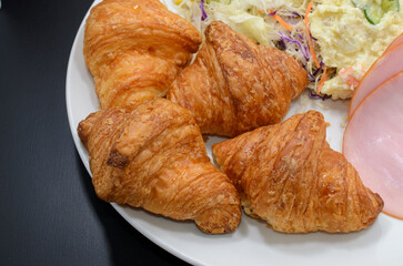 ミニクロワッサンにロースハムとポテトサラダ