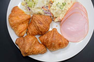 ミニクロワッサンにロースハムとポテトサラダ