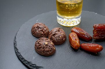 デーツとチョコレートでくつろぐ