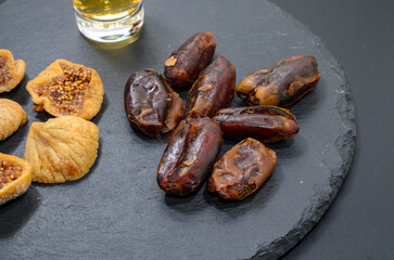 デーツとドライいちじくでくつろぐ