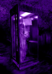 薄暗い心霊スポットの不気味な電話ボックスの中の女の子の幽霊紫