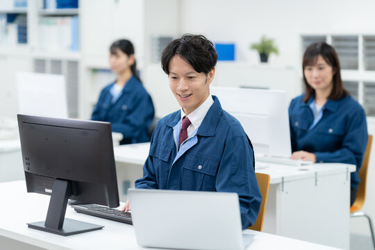 オフィスで仕事をする作業服のエンジニア
