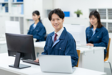 オフィスで仕事をする作業服のエンジニア