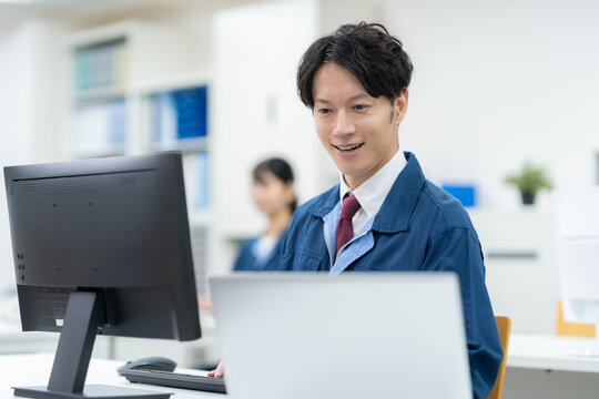 オフィスで仕事をする作業服のエンジニア