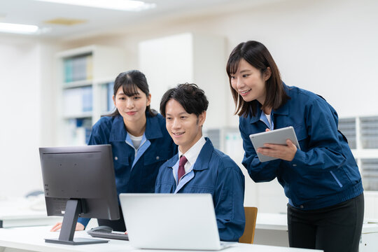 オフィスで会議をする作業服のエンジニア