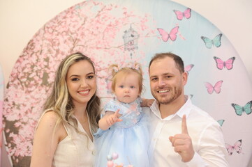 casal celebra aniversário de menina bebe com um aninho 