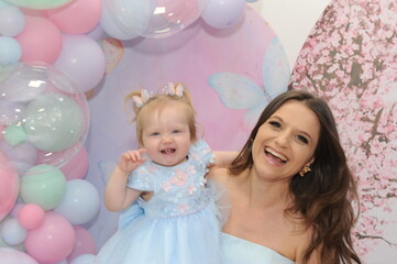 Fototapeta premium mulher feliz com bebe celebra aniversário 