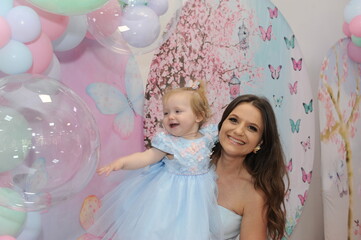 Fototapeta premium mulher feliz com bebe celebra aniversário 