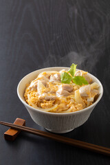 親子丼を食べる