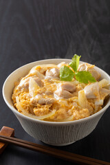 親子丼を食べる