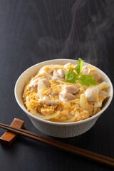 親子丼を食べる