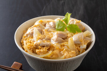 親子丼を食べる