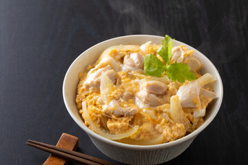 親子丼を食べる