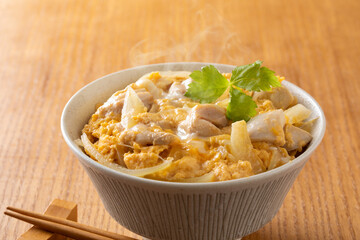 親子丼を食べる