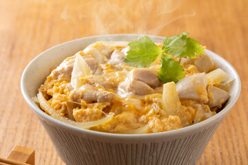 親子丼を食べる