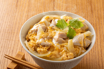 親子丼を食べる