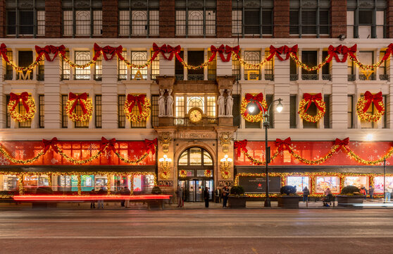New York City, NY, USA - December 16, 2025: The Macy&rsquo;s flagship store at Herald Square illuminated with Christmas lights and decorative wreaths during the winter holiday season in Midtown Manhattan