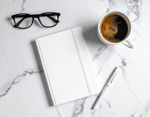 ジャーナリング用のノートとペン　瞑想　日記　白背景