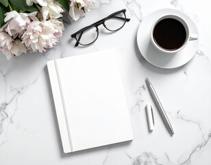 ジャーナリング用のノートとペン　瞑想　日記　白背景