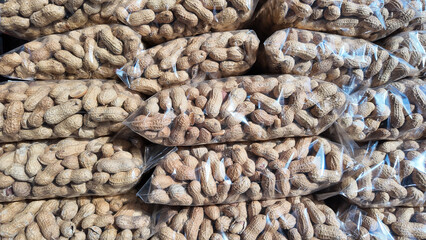 Obraz premium Peanuts packed in clear bags for sale in a market