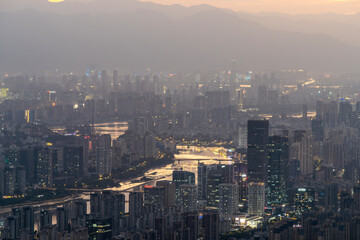 Obraz premium Aerial View of Urban Skyline at Dusk