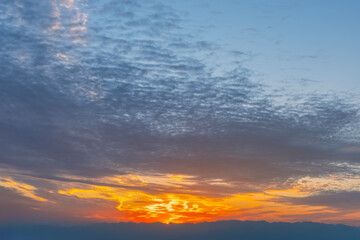 Obraz premium Sunset Sky with Golden Glow and Wispy Clouds