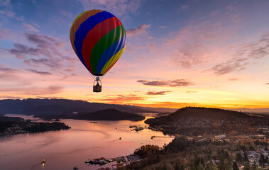 Obraz premium Vibrant Hot Air Balloon Over Sunset Cityscape Above Burnaby BC At Dusk