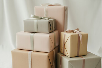 Obraz premium Beautifully wrapped gifts in pastel colors for special occasions