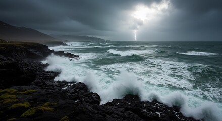 Obraz premium 雷が光る荒れた夜の海大波が黒い岩に激しく打ち付け劇的な自然の猛威を映し出す. AI Generated