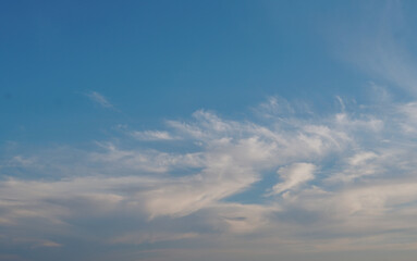 Obraz premium White clouds in the evening sky