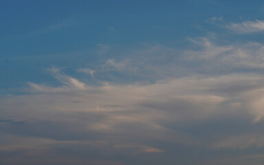 Obraz premium White clouds in the evening sky