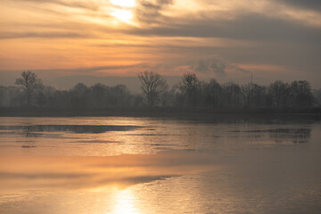 Mglisty zimowy wschód słońca nad stawem © Elżbieta Kaps