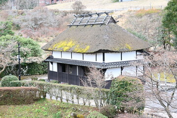 苔むした茅葺き屋根が美しい日本の伝統的な古民家
